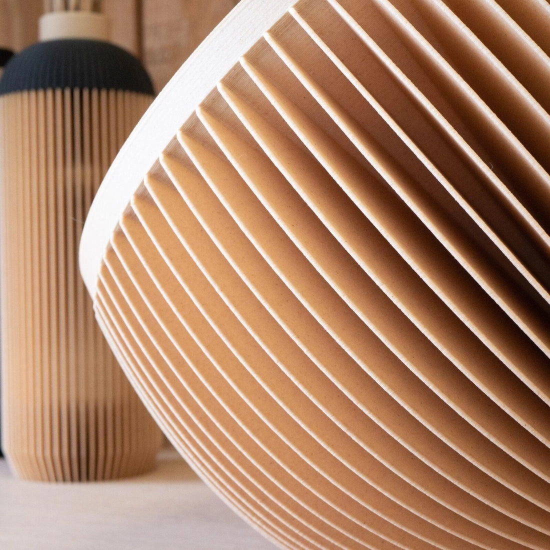 SUNSET bord og gulvlampen lavet i unikt træ design med en minimalistisk træ baggrund set bagfra fra siden