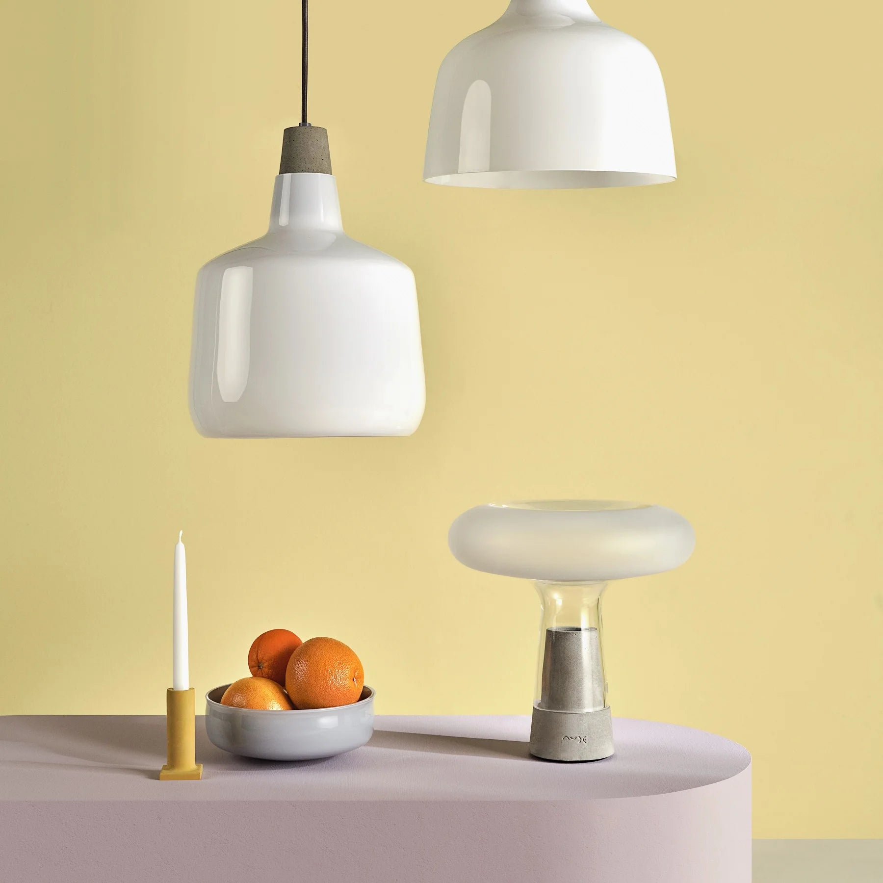 hvid opal top og en beton base på et skandinavisk bord og minimal indretning