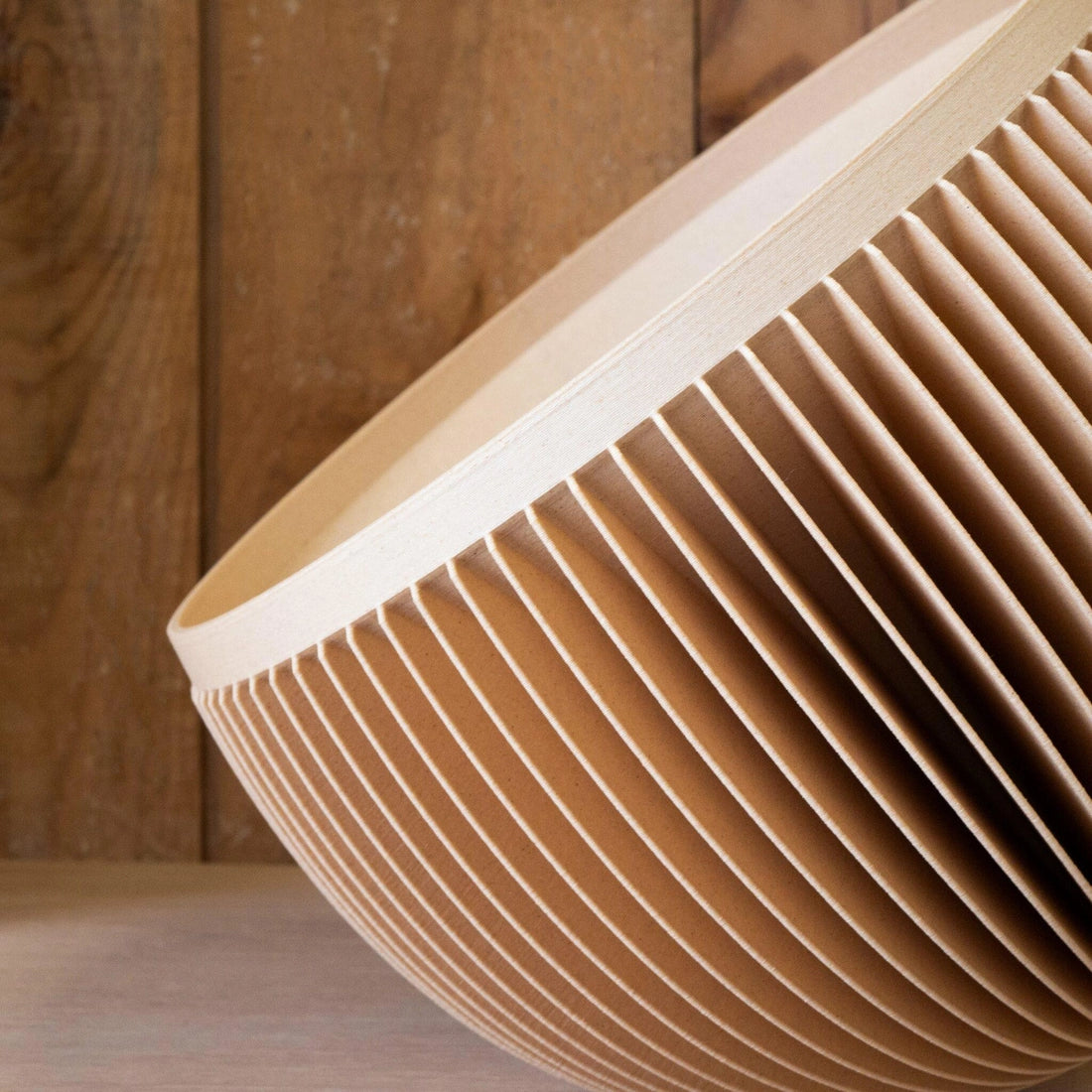 SUNSET bord og gulvlampen lavet i unikt træ design med en minimalistisk træ baggrund set fra siden