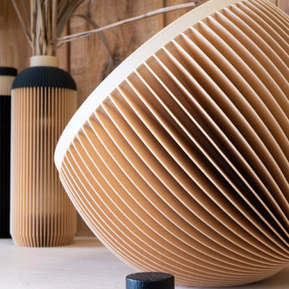 SUNSET bord og gulvlampen lavet i unikt træ design med en minimalistisk træ baggrund set fra bagfra fra siden