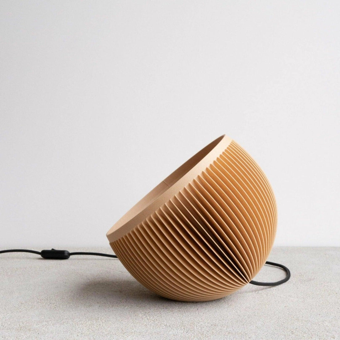 SUNSET bord og gulvlampen lavet i unikt træ design i en minimalistisk indretning set fra siden
