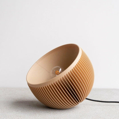 SUNSET bord og gulvlampen lavet i unikt træ design i en minimalistisk indretning set fra forfra