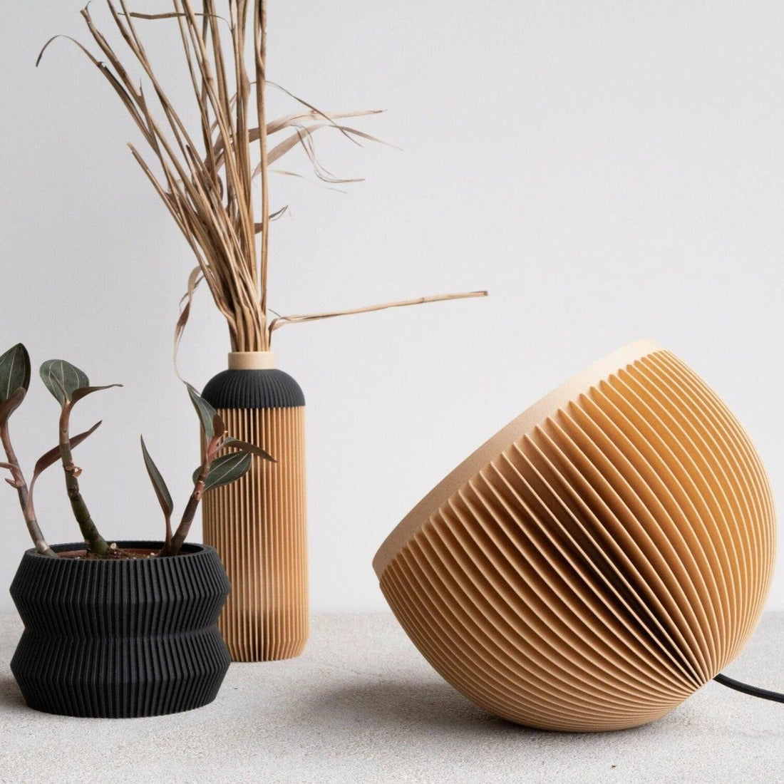 SUNSET bord og gulvlampen lavet i unikt træ design i en minimalistisk indretning med nogen vaser set fra siden