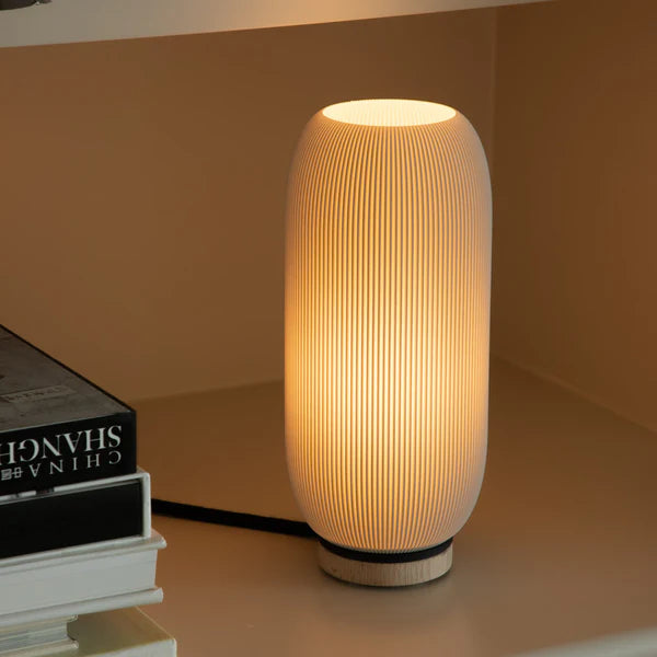 Pille bordlampen i 3d printet papir design med en håndlavet base af bøgetræ med hyggelig belysning