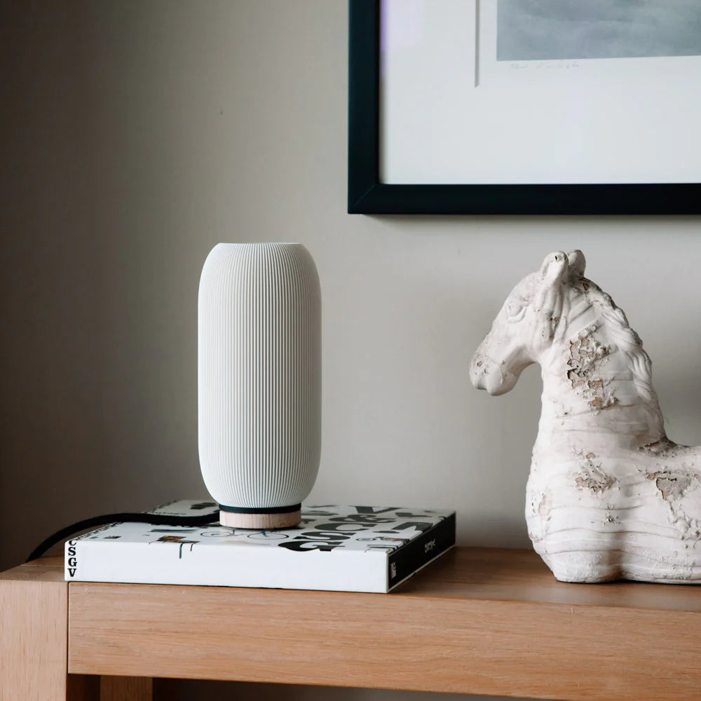 Håndlavet papirlampe pille i 3d print design på et bord