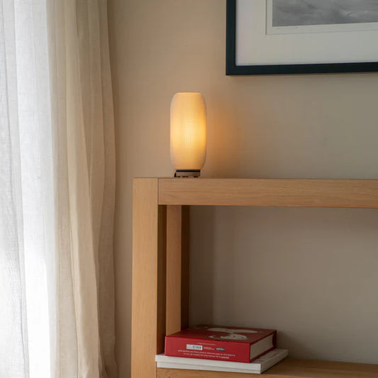 Pille bordlampen i 3d printet papir design med en håndlavet base af bøgetræ med hyggelig belysning set langt fra